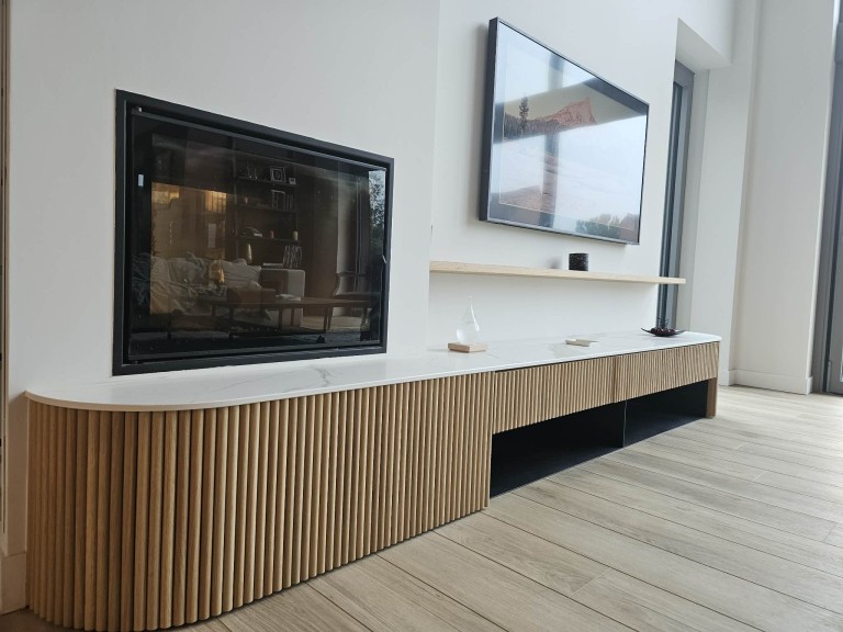 Meuble TV sur mesure en chêne et marbre à Lille, Lambersart et Saint-André-lez-Lille : un aménagement élégant et durable